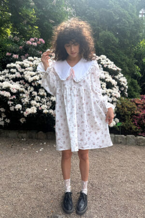 SUKIENKA Z KOŁNIERZEM WHISPERING FLOWER WHITE