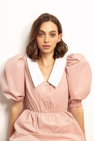 Różowa mini sukienka z bufiastymi rękawami