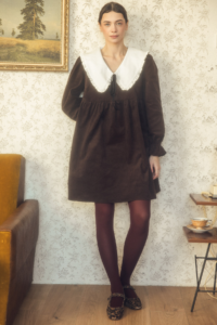 Brązowa sukienka ze sztruksu